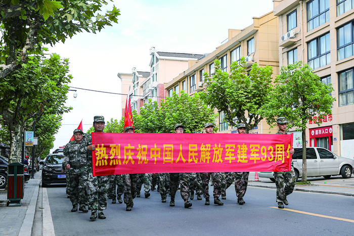 2-集团民兵踩街.jpg