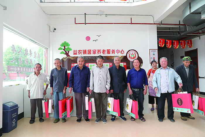1-慰问敬老院.JPG