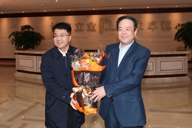 1-姜永柱赠花.JPG