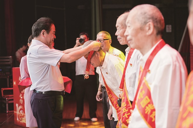 1721973574809599.jpg 1-董事长为老党员颁奖.jpg